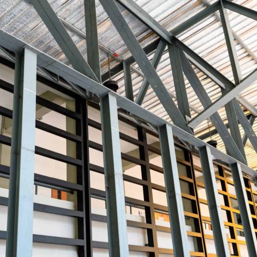 Building of structure steel with insulation